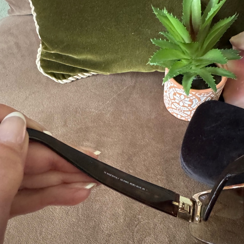 Gucci Sunnies with Case - Picture 8 of 16